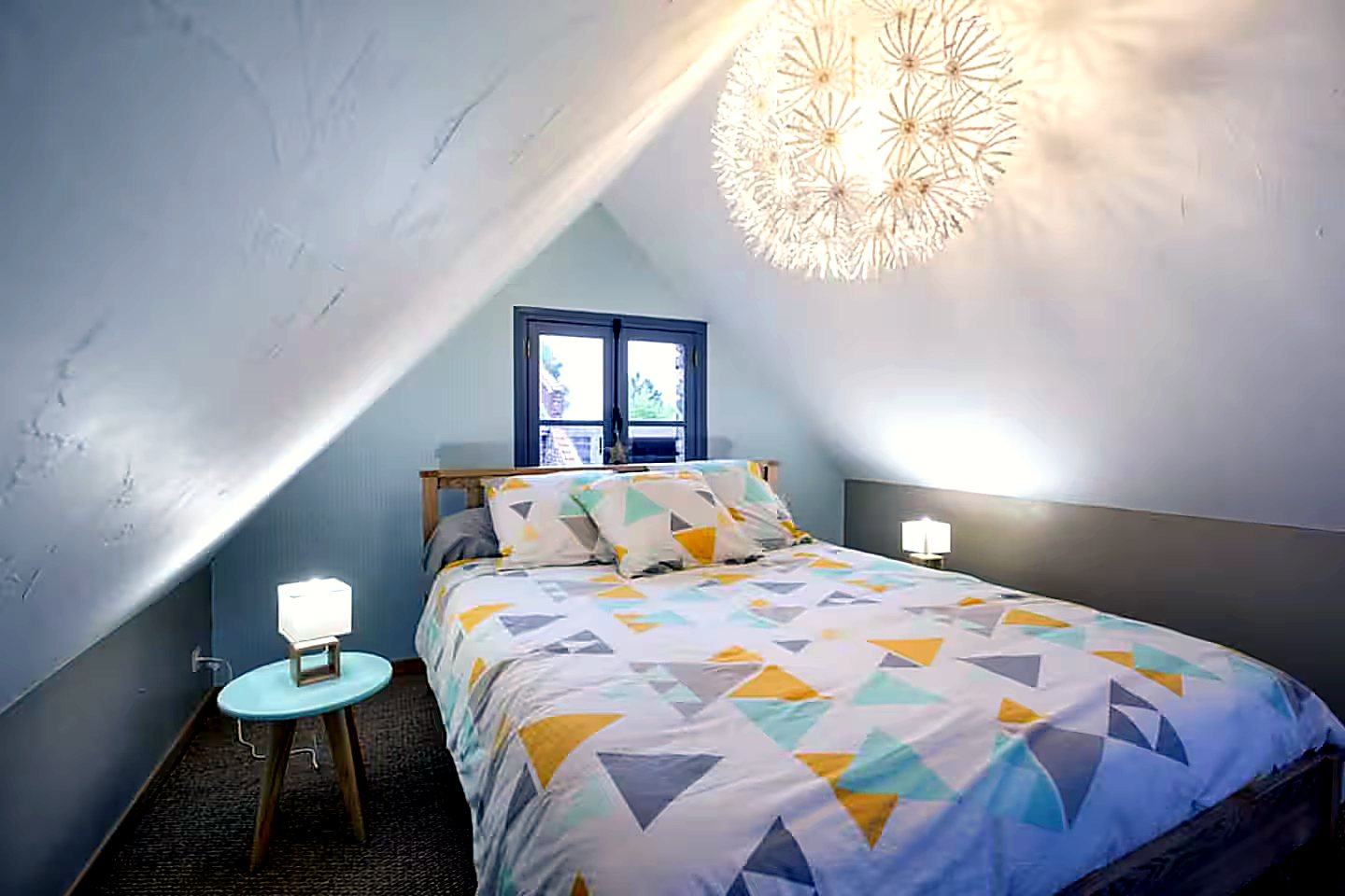 Chambre mezzanine sous les combles, vue du lit