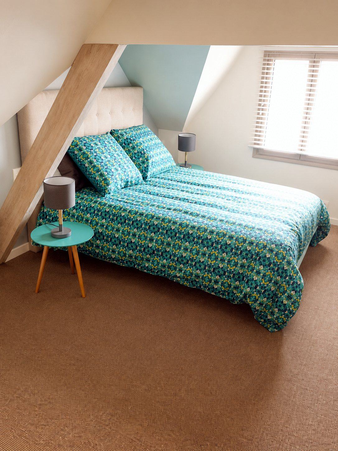 Chambre turquoise sous les combles