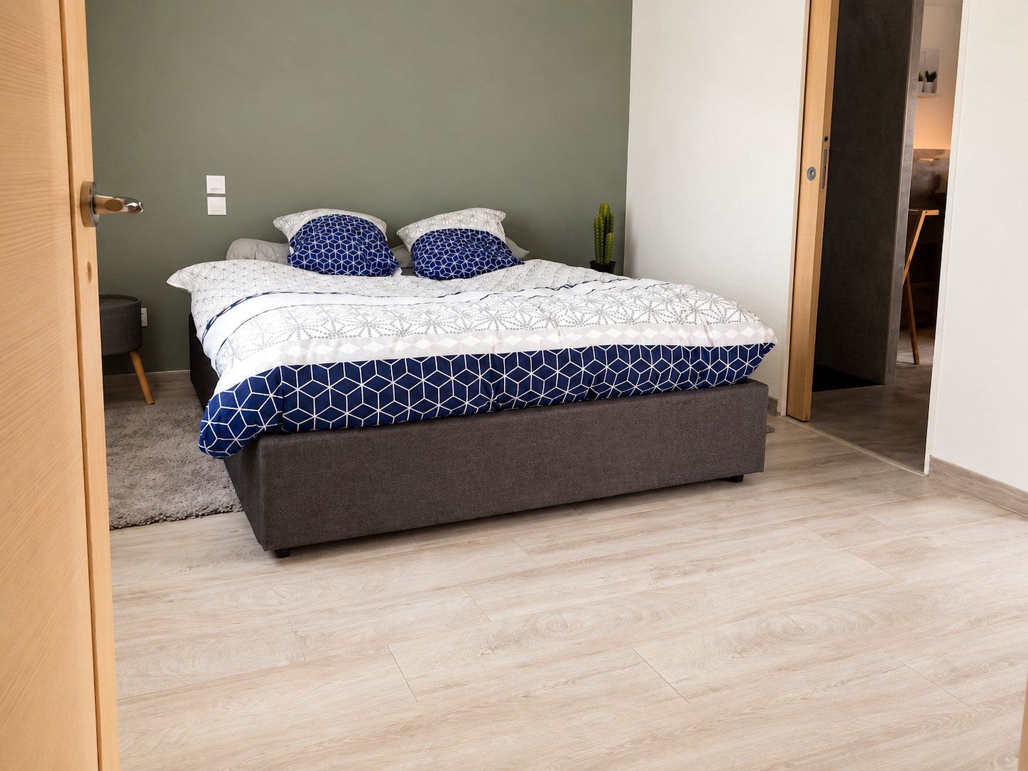 Chambre épurée, lit double