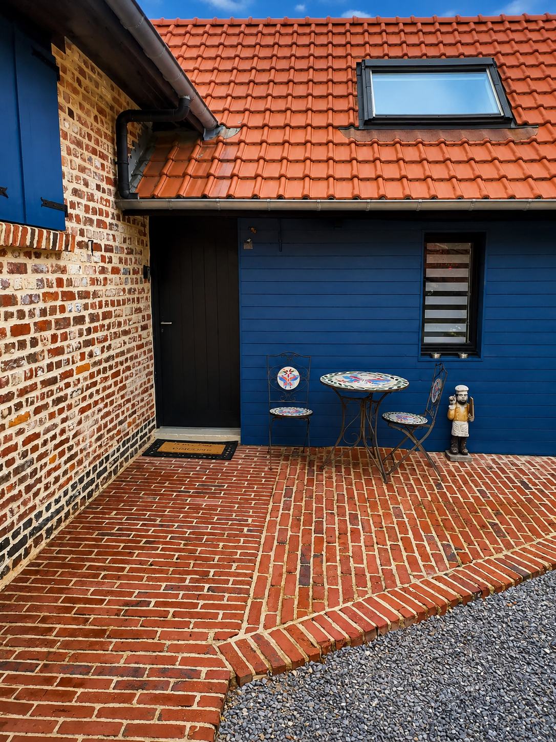 Entrée et patio côté jardin