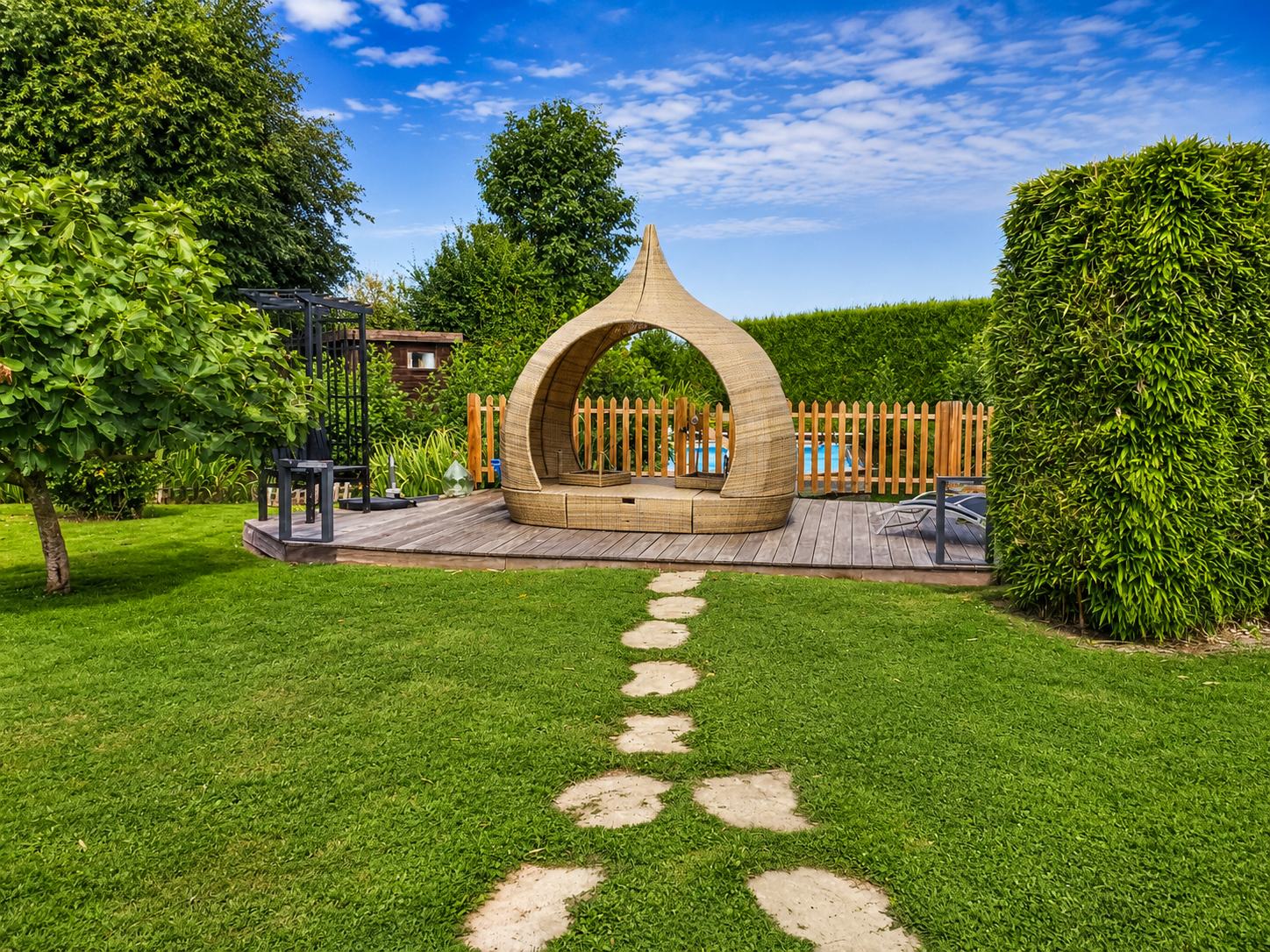 Pod cosy en osier au jardin