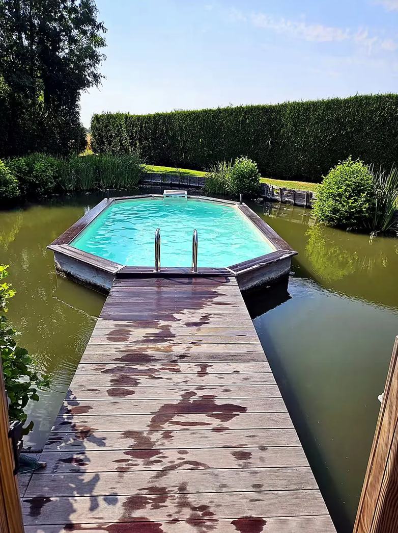 La piscine en bois et son ponton sur l'étang